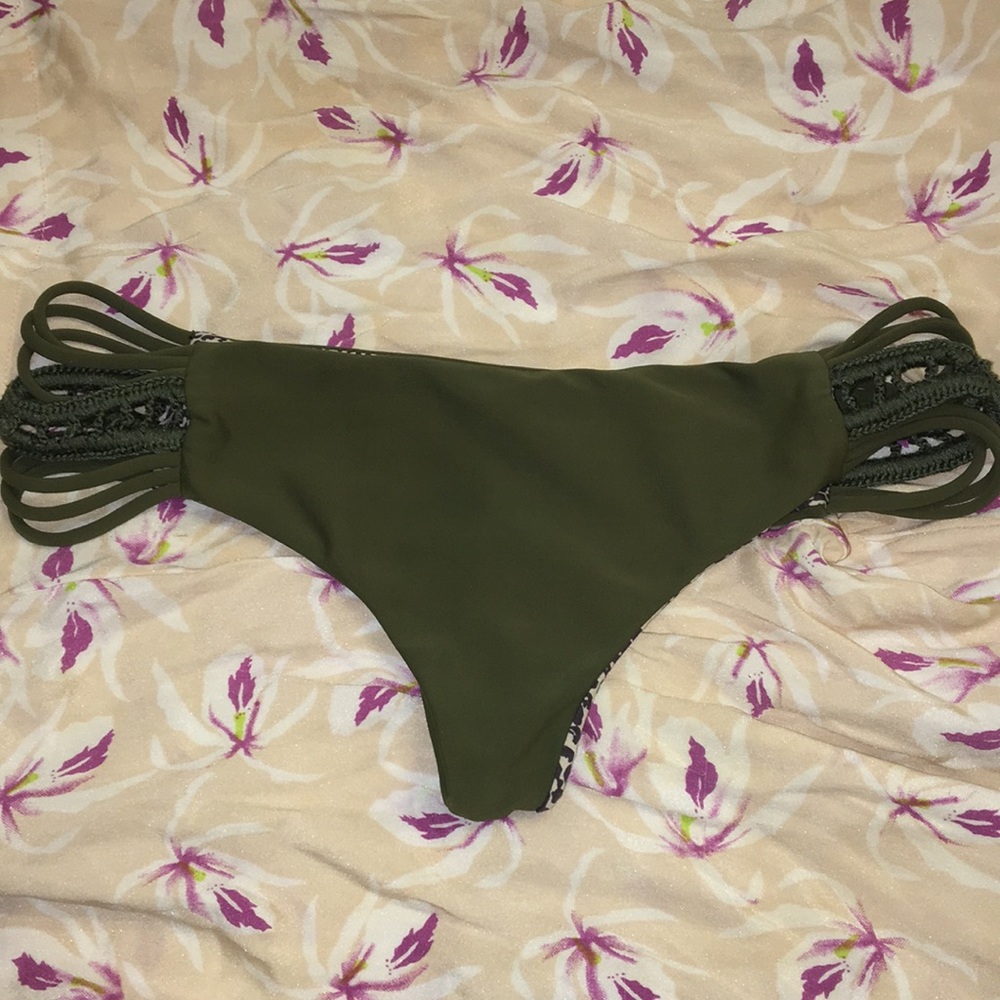Acacia bottom